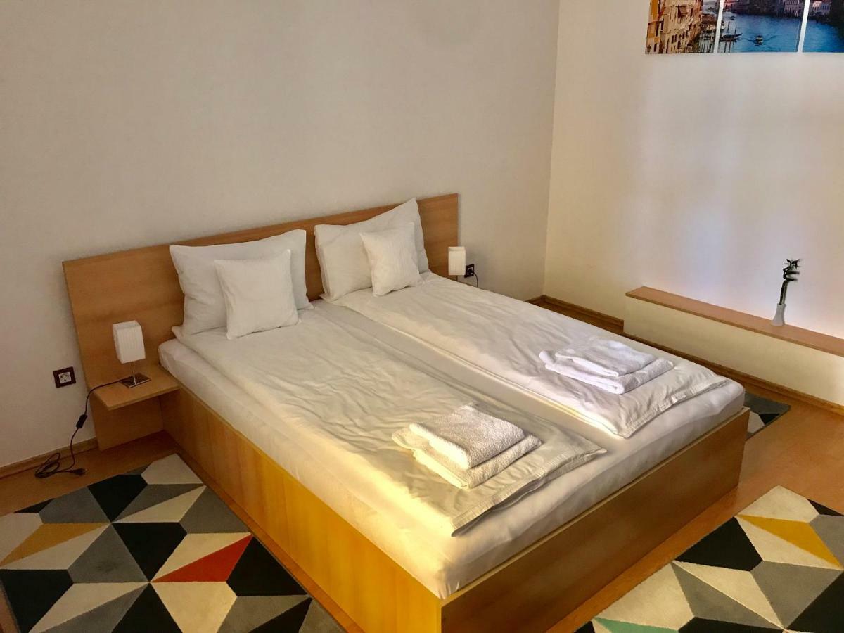 Cristi's Rooms - Pensiune Oradea Extérieur photo