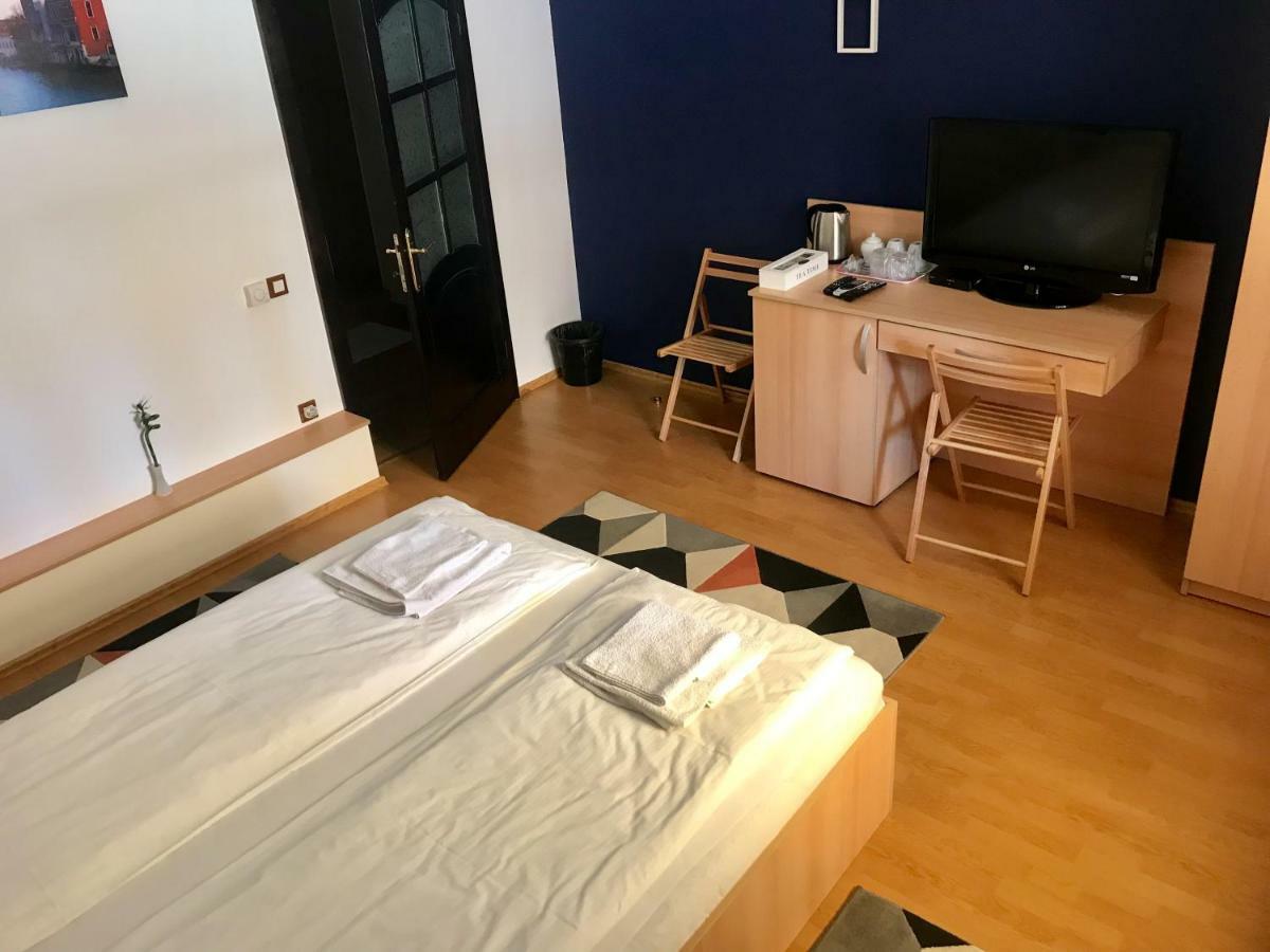 Cristi's Rooms - Pensiune Oradea Extérieur photo