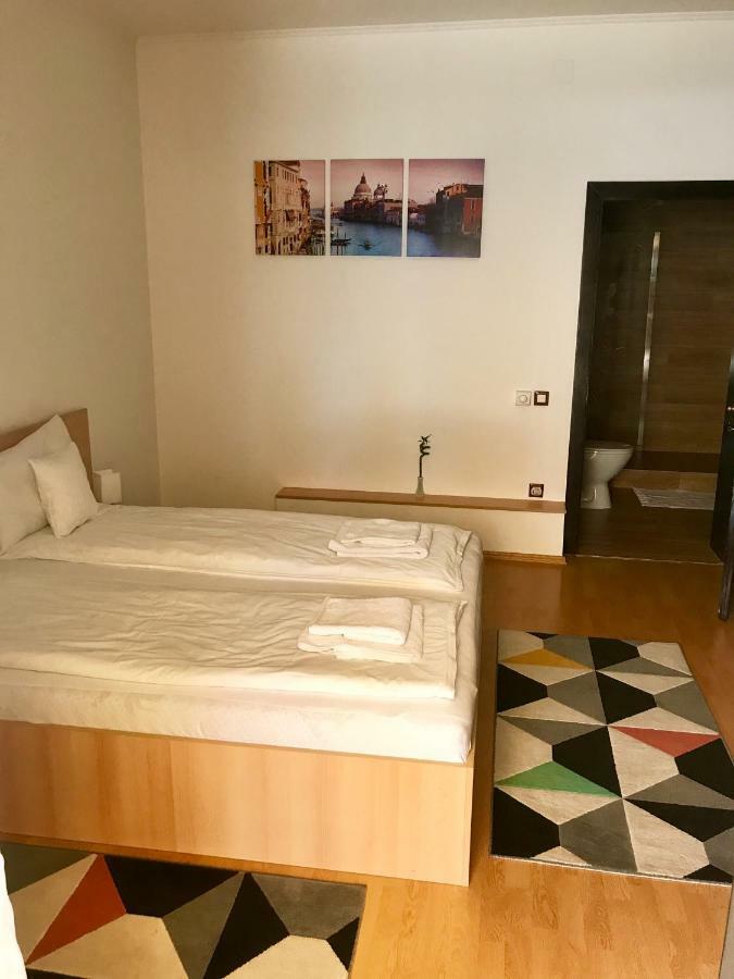 Cristi's Rooms - Pensiune Oradea Extérieur photo