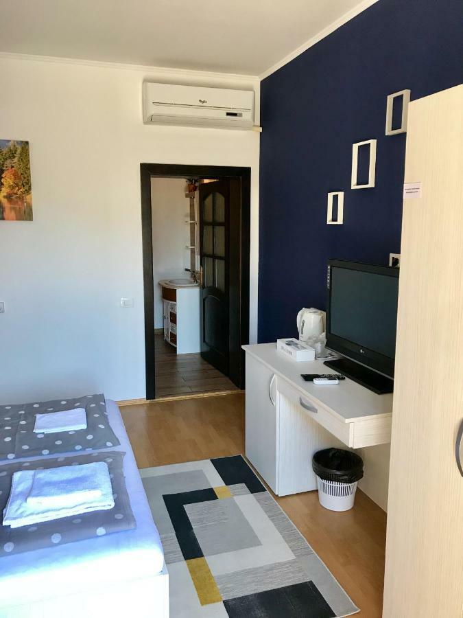 Cristi's Rooms - Pensiune Oradea Extérieur photo