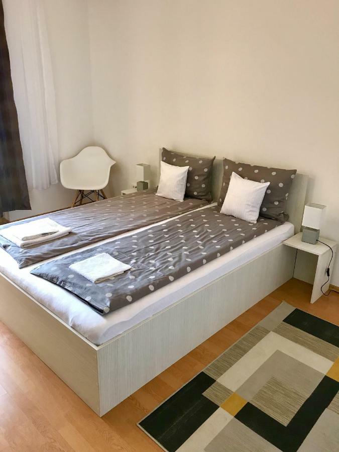 Cristi's Rooms - Pensiune Oradea Extérieur photo