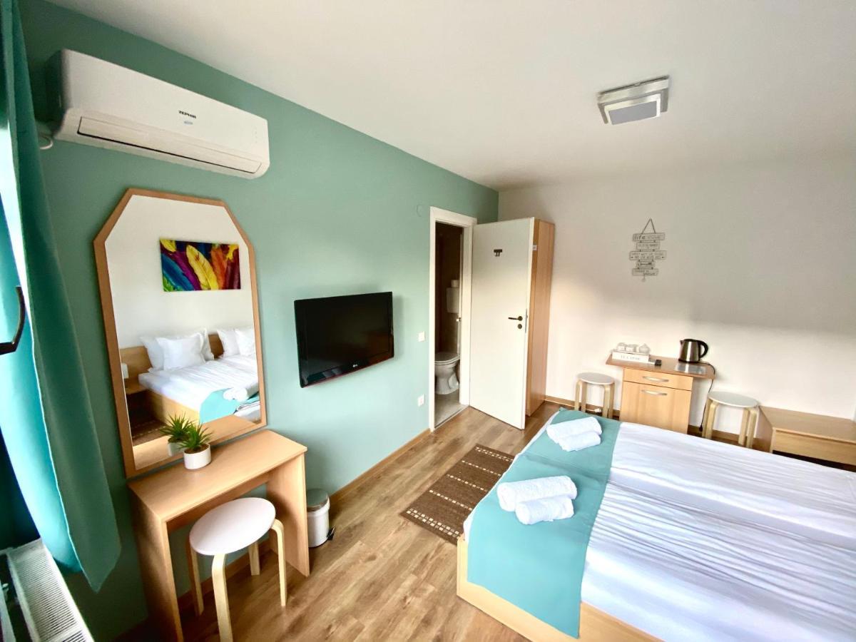 Cristi's Rooms - Pensiune Oradea Extérieur photo
