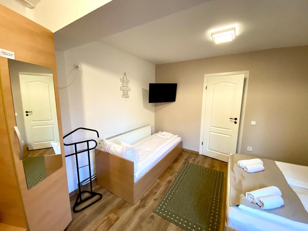 Cristi's Rooms - Pensiune Oradea Extérieur photo