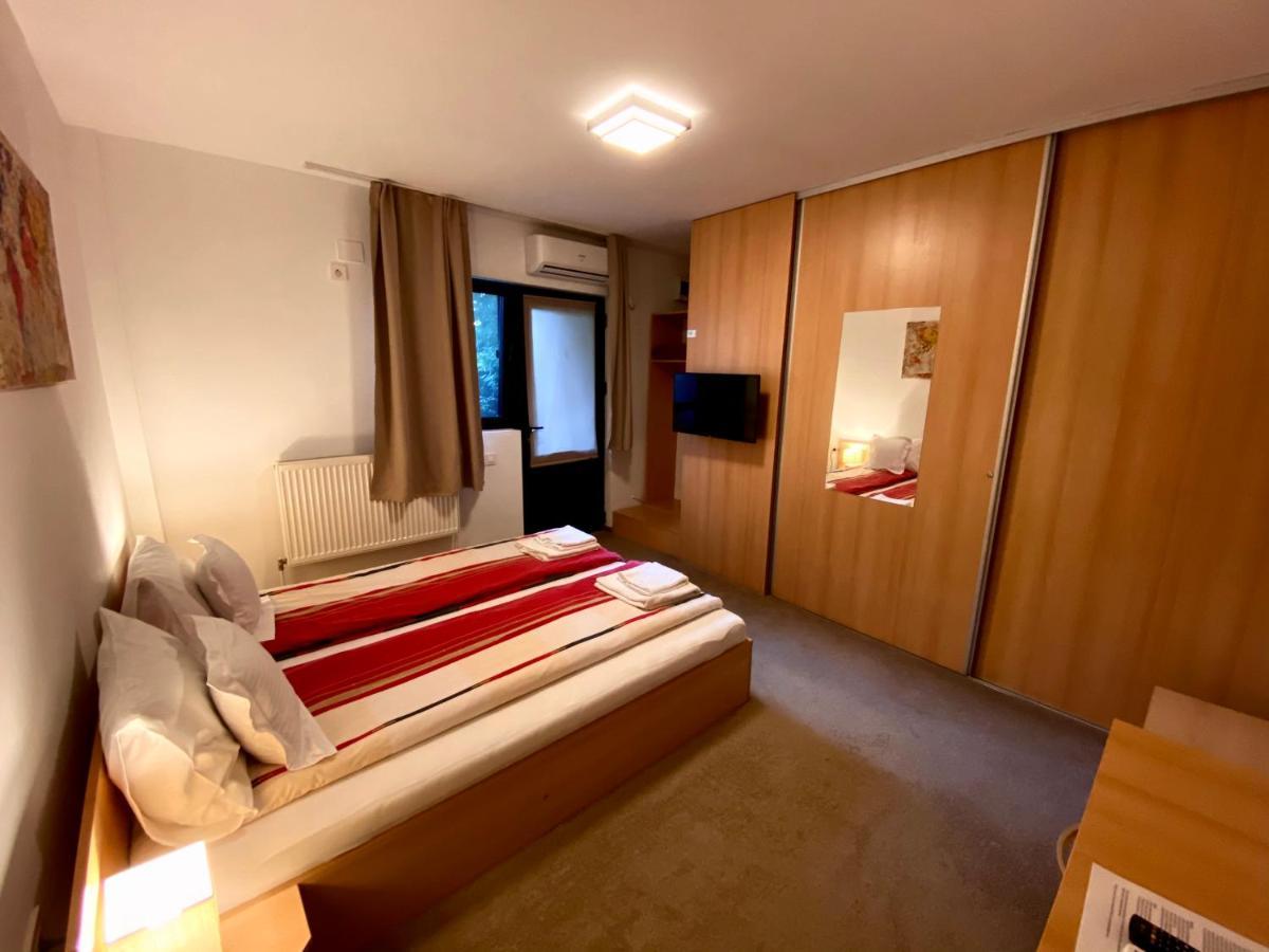 Cristi's Rooms - Pensiune Oradea Extérieur photo