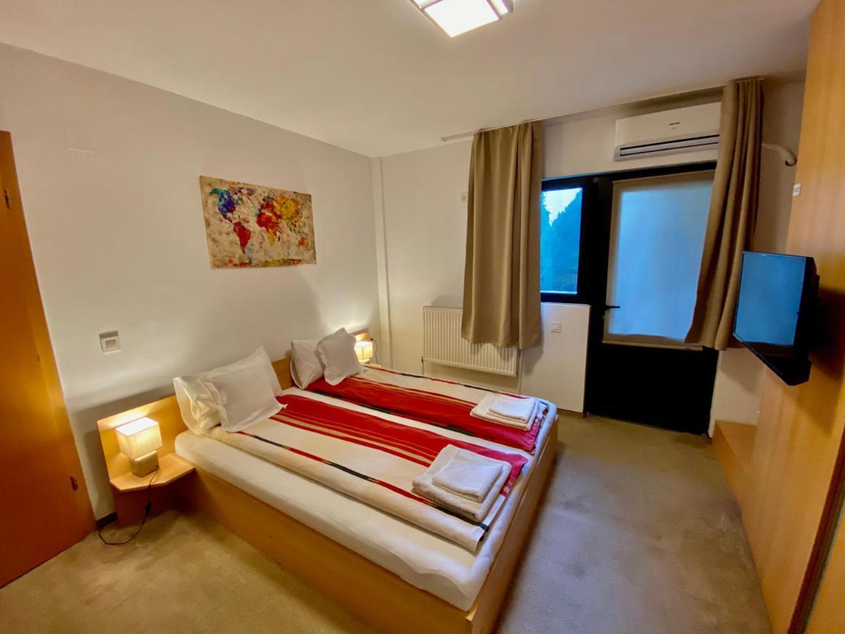 Cristi's Rooms - Pensiune Oradea Extérieur photo