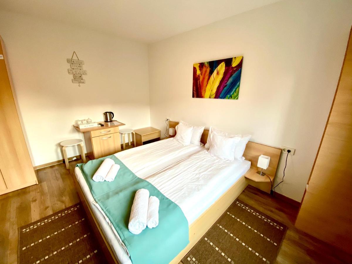 Cristi's Rooms - Pensiune Oradea Extérieur photo