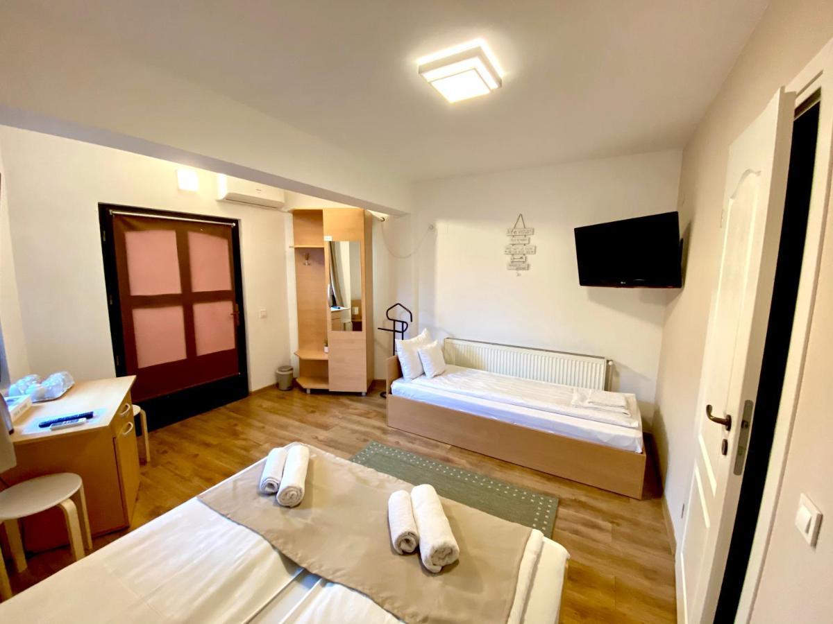 Cristi's Rooms - Pensiune Oradea Extérieur photo